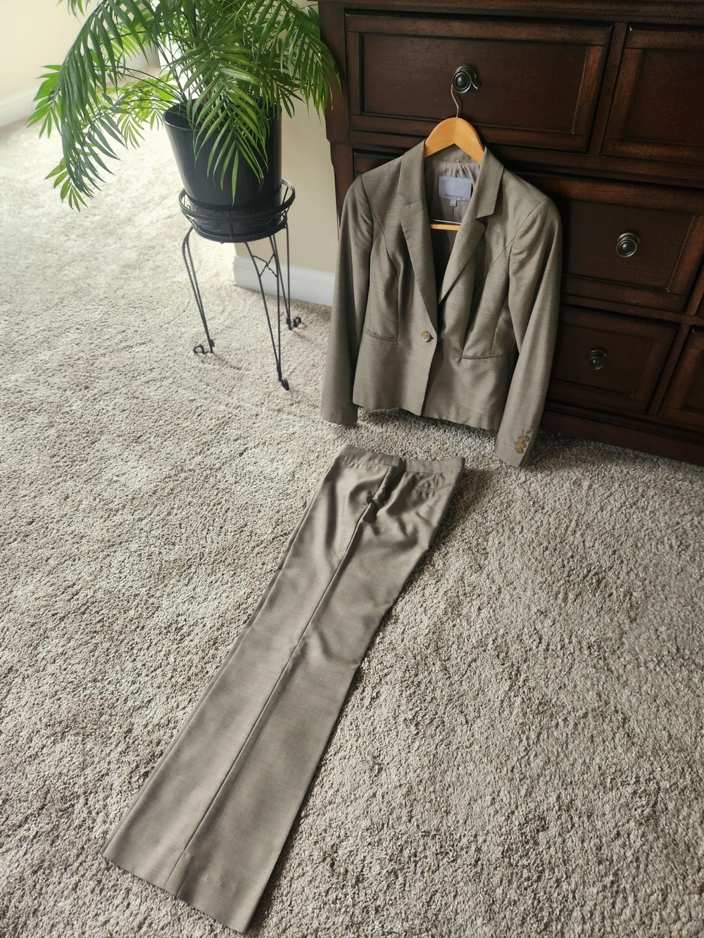 Classiques Entier Taupe Women's Two-Piece Suit Size 8